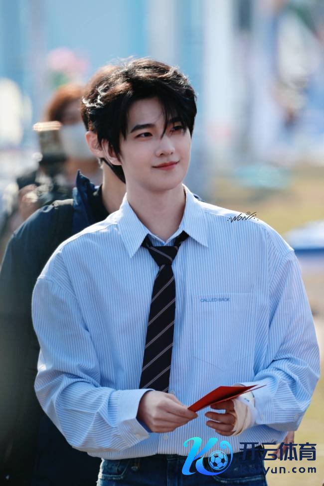 杨洋回复手部骨折：也曾在收复，请群众不要太记念